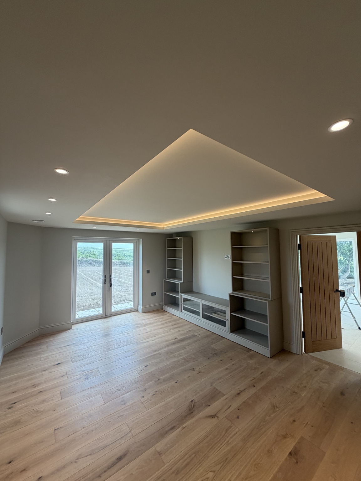 Cubert snug with recessed ceiling and warm mood lighting